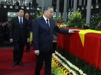 Đoàn Ban Chấp hành Trung ương Đảng do Tổng Bí thư Tô Lâm dẫn đầu vào viếng nguyên Chủ tịch nước Trần Đức Lương. (Ảnh: TTXVN)