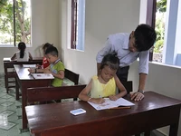 Giờ dạy ghép lớp mầm non và tiểu học của thầy giáo Đồng Minh Hiệp, Trường tiểu học thị trấn Trường Sa.