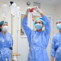 Các bác sĩ Bệnh viện Huyết học-Truyền máu Trung ương thực hiện truyền tế bào gốc cho người bệnh. 