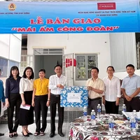 Người lao động nghèo vui mừng đón nhận "Mái ấm công đoàn". Nguồn: Liên đoàn Lao động tỉnh Bình Dương