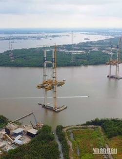 Gói thầu J1 – cầu Bình Khánh tại huyện Nhà Bè, Thành phố Hồ Chí Minh, một trong những gói thầu quan trọng nhất của dự án cao tốc Bến Lức-Long Thành. Sau khi tái khởi động từ tháng 8/2023, liên danh nhà thầu đang nỗ lực thi công ngày đêm để bảo đảm tiến độ.