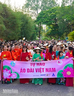 5.500 phụ nữ Đồng Tháp ở Khu di tích Nguyễn Sinh Sắc, chuẩn bị diễu hành. (Ảnh: HỮU NGHĨA)