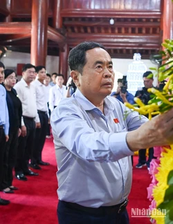 Chủ tịch Quốc hội Trần Thanh Mẫn dâng hoa tại đền thờ Chủ tịch Hồ Chí Minh tại Nghĩa trang Liệt sĩ quốc tế Việt-Lào.