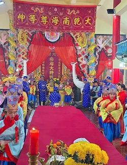 Nghi thức cúng lễ trước khi rước Ông tại Vạn Lăng Ông Nam Hải, thị trấn Sông Đốc.