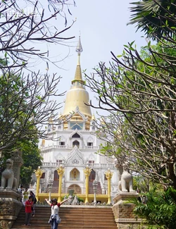 Chùa Bửu Long còn có tên gọi khác là Thiền viện Tổ đình Bửu Long, là một trong những địa điểm nổi tiếng, được nhiều du khách ghé thăm khi du lịch tại Thành phố Hồ Chí Minh. 