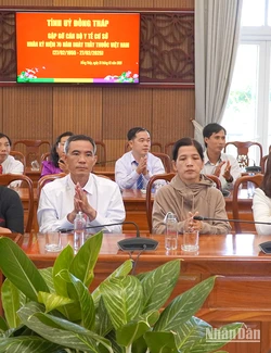 Đại biểu tham dự buổi gặp gỡ. (Ảnh: HỮU NGHĨA)