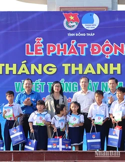 Lãnh đạo tỉnh Đồng Tháp trao quà cho thiếu nhi hoàn cảnh khó khăn, vượt khó. (Ảnh: NHƯ ANH)