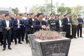 Thủ tướng Phạm Minh Chính dâng hương tưởng niệm các Anh hùng liệt sĩ chiến trường Điện Biên Phủ 