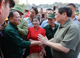 Thủ tướng Phạm Minh Chính dâng hương tại Khu tưởng niệm Đại tướng Võ Nguyên Giáp và tri ân những người làm nên Chiến thắng Điện Biên Phủ