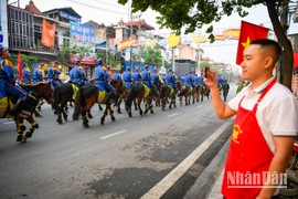 [Ảnh] Dậy từ mờ sáng, người dân háo hức chờ xem tổng duyệt