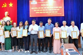 Trao giấy chứng nhận các sản phẩm OCOP được công nhận năm 2022 cho các chủ thể tại Cà Mau. 