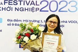 Chị Tầm cùng chứng nhận nước mắm Ngọc Lan thuộc tốp 10 Chương trình phát triển dự án khởi nghiệp quốc gia năm 2022.