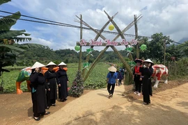 Chương trình du lịch gắn với trải nghiệm bí xanh thơm là sản phẩm du lịch độc đáo. (Trong ảnh: Người dân đón du khách đến thăm vườn bí trong chương trình tổ chức năm 2022). 