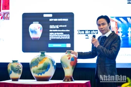 Nghệ nhân ưu tú Trần Đức Tân giới thiệu về các sản phẩm OCOP được gắn chip định danh số tại sự kiện ra mắt chuyên trang OCOP của Báo Nhân Dân.
