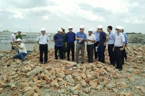 Thứ trưởng Xây dựng Lê Quang Hùng kiểm tra hiện trường.