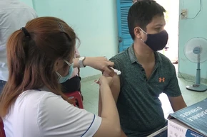 Đẩy nhanh tiến độ tiêm vaccine phòng Covid-19 cho người dân. 
