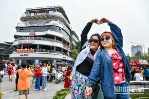 [Ảnh] Hàng nghìn người ghé thăm tòa nhà "Hàm cá mập" chụp ảnh trước khi bị tháo dỡ