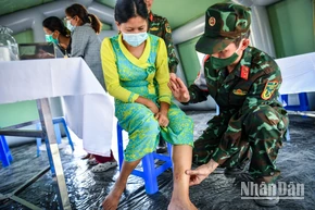 [Ảnh] Những thầy thuốc Quân đội trong vùng tâm chấn Myanmar