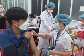 Quảng Ngãi yêu cầu tăng cường tốc độ tiêm chủng vaccine phòng Covid-19.