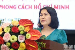 Đồng chí Trần Hà Trang, Phó Chủ tịch Thường trực Công đoàn Nhà xuất bản Chính trị quốc gia Sự thật trình bày tham luận tại tọa đàm. (ẢNH: THÀNH ĐẠT)
