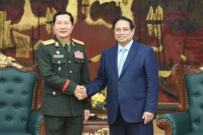 Thủ tướng Chính phủ Phạm Minh Chính và Trung tướng Saichay Kommasith, Thứ trưởng Quốc phòng, Tổng Tham mưu trưởng Quân đội nhân dân Lào (Ảnh: TRẦN HẢI).