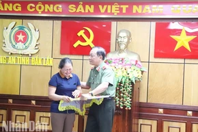 Thân nhân các liệt sĩ Công an tỉnh Đắk Lắk hy sinh trong vụ khủng bố ngày 11/6/2023 tại xã Ea Tiêu và Ea Ktur, huyện Cư Kuin trao tặng các kỷ vật cho lãnh đạo Cục Công tác Đảng và công tác chính trị, Bộ Công an.