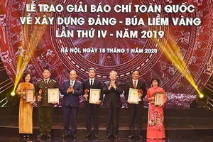 Thủ tướng Nguyễn Xuân Phúc và đồng chí Trần Quốc Vượng, Ủy viên Bộ Chính trị, Thường trực Ban Bí thư trao giải A cho các tác giả đoạt giải.