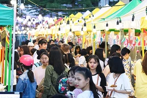 Chợ đêm Helio thu hút nhiều du khách trẻ tham quan, mua sắm.