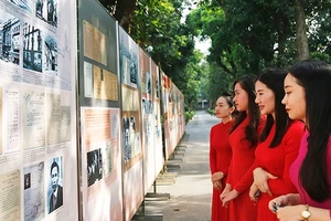 Tham quan triển lãm tại Khu Di tích Chủ tịch Hồ Chí Minh.