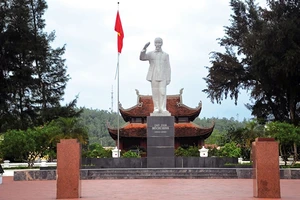  Tượng đài Bác Hồ trên đảo Cô Tô (Quảng Ninh) Ảnh: Phạm Học