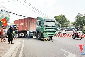 Vụ va chạm với xe container trưa ngày 4-5 vừa qua tại TP Hồ Chí Minh khiến cả người lẫn xe máy bị cuốn vào gầm. Ảnh | Trần Kha