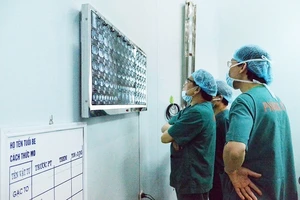 PGS, TS Trần Ngọc Lương, Giám đốc Bệnh viện Nội tiết Trung ương cùng các bác sĩ hội chẩn ca bệnh đặc biệt.