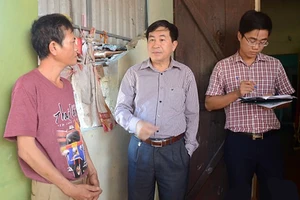 Phó Giám đốc Sở Y tế Nghệ An Nguyễn Xuân Hồng (đứng giữa) cùng đoàn công tác nắm bắt tình hình bệnh dại tại gia đình các nạn nhân ở huyện Nghi Lộc.