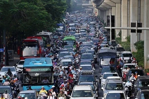 Các điểm ùn tắc giao thông của Hà Nội vẫn diễn biến phức tạp do sự gia tăng quá nhanh các phương tiện giao thông cá nhân, vượt quá tốc độ đầu tư phát triển của hạ tầng.