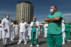Các bác sĩ, nhân viên của Bệnh viện La Paz (Madrid, Tây Ban Nha) tưởng niệm một bác sĩ của bệnh viện này qua đời vì Covid-19. (Ảnh: Reuters)