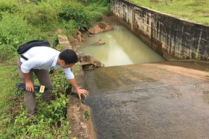 Tràn xả lũ một hồ chứa nước ở huyện Ea H’leo, tỉnh Đắk Lắk bị hư hỏng trong nhiều năm qua chưa được sửa chữa.