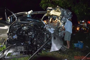 Xe khách biến dạng trong vụ tai nạn thảm khốc tại Bình Thuận làm tám người chết, bảy người bị thương, rạng sáng 21-7. (Ảnh: ĐÌNH CHÂU)