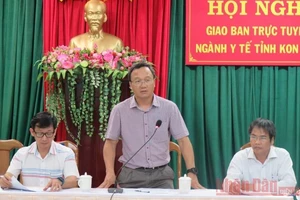 TS Khuất Việt Hùng, Phó Chủ tịch chuyên trách Ủy ban An toàn giao thông quốc gia làm việc với lãnh đạo của tỉnh Kon Tum về vụ tai nạn xảy ra trên địa bàn, ngày 11-7-2020. (Ảnh: PHÚC THẮNG)