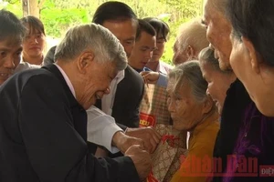Đồng chí Lê Khả Phiêu ân cần thăm hỏi và tặng quà các đối tượng chính sách và hộ nghèo ở làng Phương Trung, xã Đại Quang, huyện Đại Lộc, tỉnh Quảng Nam, ngày 26-3-2016. (Ảnh: Tấn Nguyên)