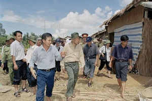 Tổng Bí thư Lê Khả Phiêu đến thăm nơi ở của đồng bào mới được di dời tránh lũ tại ấp Gò Châu Mai, xã Khánh Hưng, huyện Vĩnh Hưng, tỉnh Long An, trong chuyến đi kiểm tra, thị sát và chỉ đạo công tác cứu trợ nhân dân vùng bị lũ lụt và khắc phục hậu quả do lũ lụt gây ra ở các tỉnh đồng bằng sông Cửu Long (ngày 27 - 29-9-2000). (Ảnh: Cao Phong/TTXVN)