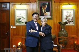 Nhân chuyến thăm Việt Nam, sáng 3-10-2017, tại Hà Nội, Thủ tướng Lào Thongloun Sisoulith đến thăm nguyên Tổng Bí thư Lê Khả Phiêu. Ảnh: TTXVN.