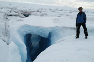 Nhà khoa học khí hậu Konrad Steffen đứng trên băng ở Greenland vào năm 2008. Ảnh: CIRES.