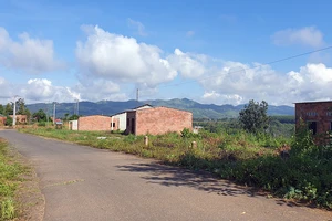 Nhiều ngôi nhà xây dang dở, bỏ hoang tại dự án quy hoạch bố trí dân cư xã Ðăk Hring (huyện Ðăk Hà, Kon Tum). 