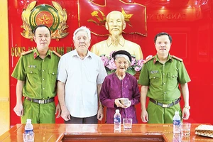 Đội Cảnh sát Hình sự Công an thành phố Thanh Hóa trao trả tài sản cho gia đình bị hại. Ảnh | Thái Thanh