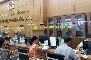 Trung tâm phục vụ hành chính công tỉnh Bắc Giang thực hiện giải quyết thủ tục hành chính “4 tại chỗ”. Ảnh: Phan Việt