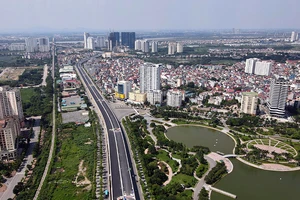 Tuyến đường vành đai 3 trên cao đoạn Mai Dịch - Nam Thăng Long được khánh thành dịp kỷ niệm Ngày Giải phóng Thủ đô 10-10, sẽ góp phần kết nối và phát triển giao thông khu vực cửa ngõ Thủ đô. Ảnh: Duy Linh