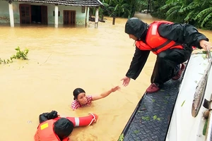 Lực lượng Bộ đội Biên phòng Quảng Trị ứng cứu giúp người dân vùng lũ đến nơi an toàn.
