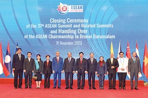  Thủ tướng Nguyễn Xuân Phúc và các đại biểu dự Lễ bế mạc Hội nghị Cấp cao ASEAN lần thứ 37. Ảnh: QUANG MINH