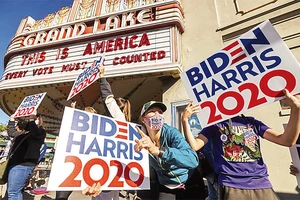 Người ủng hộ liên danh Biden - Harris ăn mừng ở Oakland. Ảnh: AP