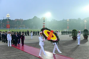 Vòng hoa của Đoàn mang dòng chữ: "Đời đời nhớ ơn Chủ tịch Hồ Chí Minh vĩ đại".